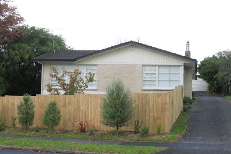 Photo of property in 11 Booralee Avenue, Botany Downs, Auckland, 2010