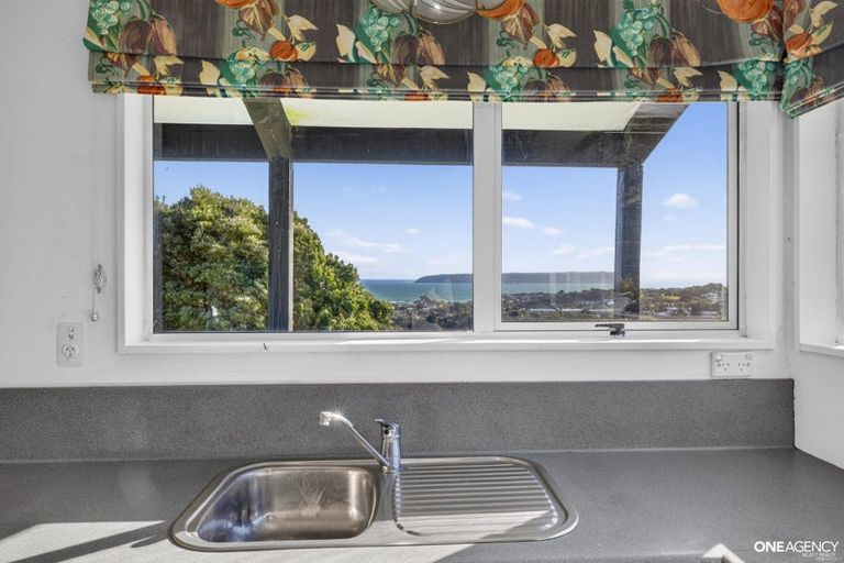 Photo of property in 129 Gloaming Hill, Titahi Bay, Porirua, 5022