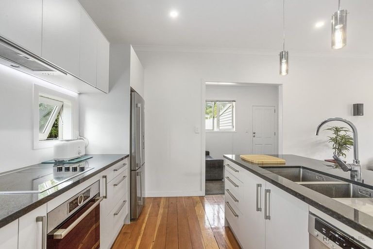 Photo of property in 33 Clayburn Road, Glen Eden, Auckland, 0602