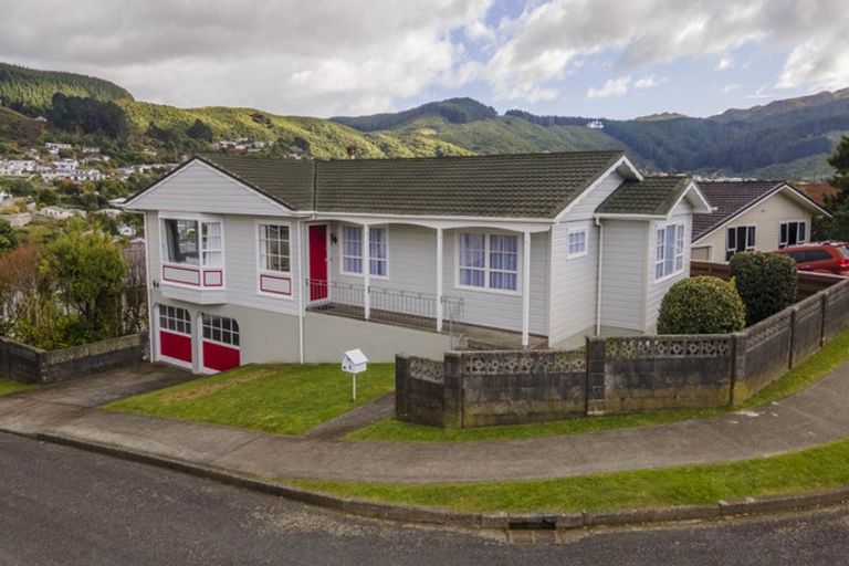 Photo of property in 2 Florio Terrace, Tawa, Wellington, 5028