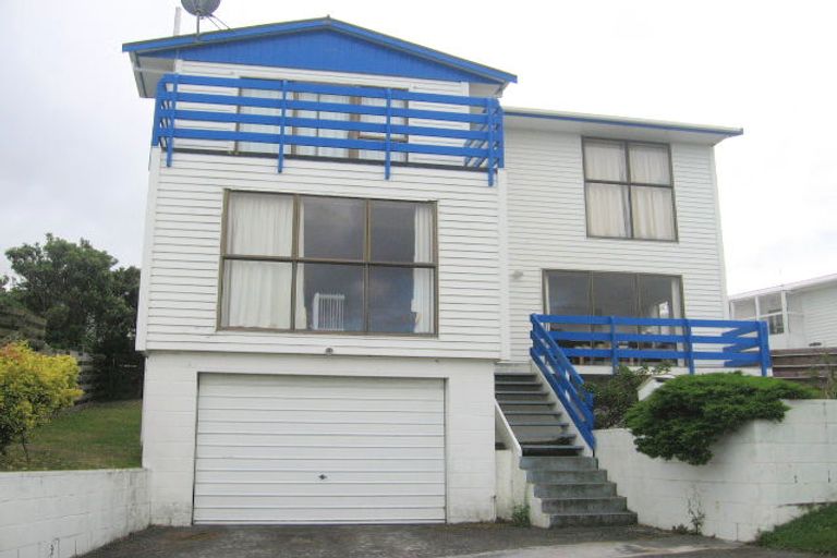 Photo of property in 17 Akaroa Drive, Maupuia, Wellington, 6022
