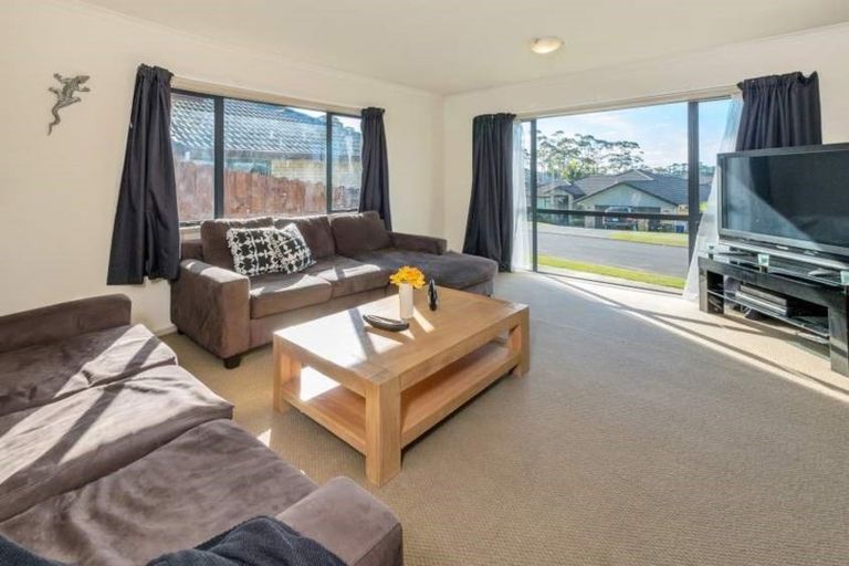 Photo of property in 20 Fairford Avenue, Henderson, Auckland, 0612