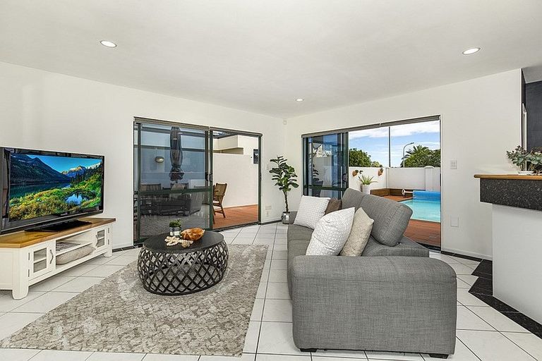 Photo of property in 82 Glenross Drive, Wattle Downs, Auckland, 2103