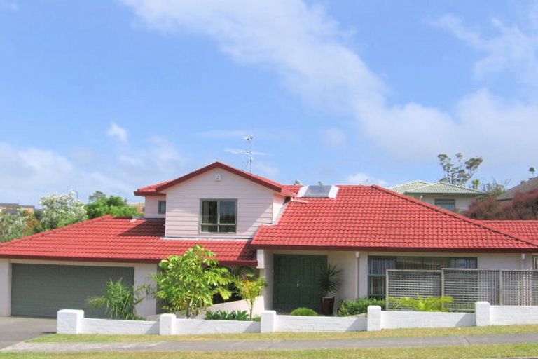 Photo of property in 15 Arirang Rise, Pinehill, Auckland, 0632