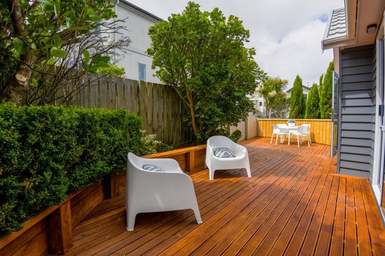 Photo of property in 75 Dress Circle, Newlands, Wellington, 6037