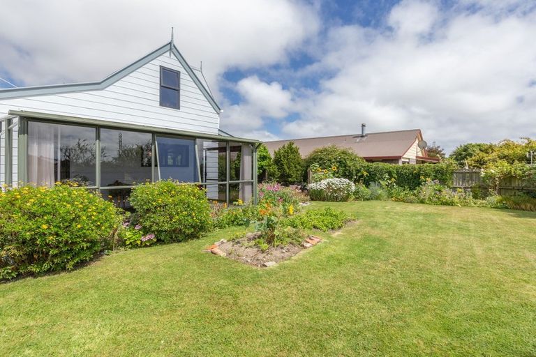 Photo of property in 11 Warner Place, Heathcote Valley, Christchurch, 8022