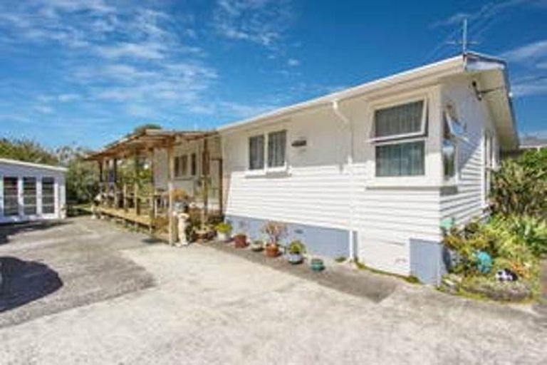 Photo of property in 86 Cobham Crescent, Kelston, Auckland, 0602
