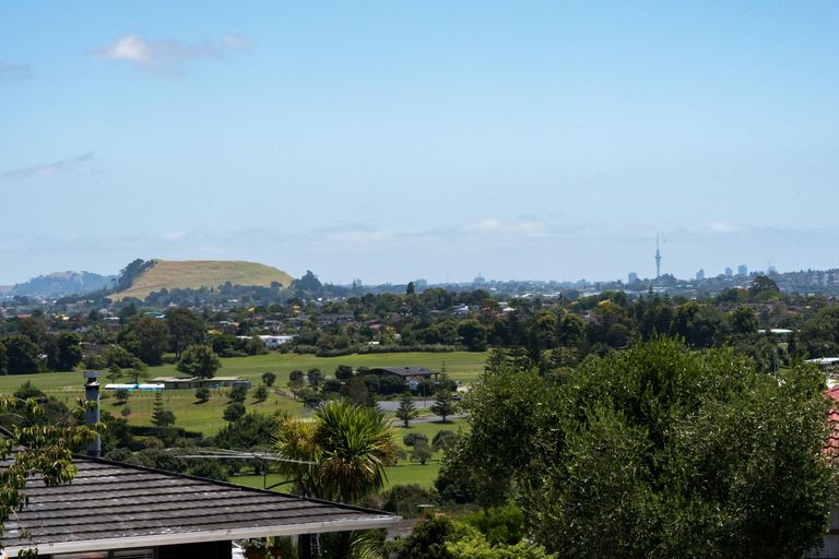 Photo of property in 14 Gwenand Place, Botany Downs, Auckland, 2010