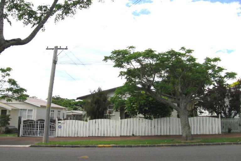 Photo of property in 12 Miller Street, Point Chevalier, Auckland, 1022