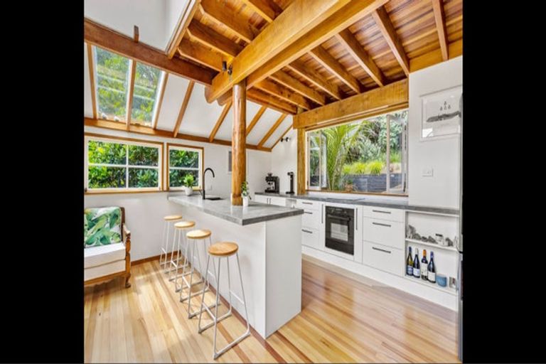 Photo of property in 55 Rayner Road, Piha, New Lynn, 0772