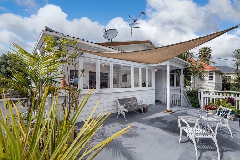 Photo of property in 24a Cautley Street, Stanley Point, Auckland, 0624