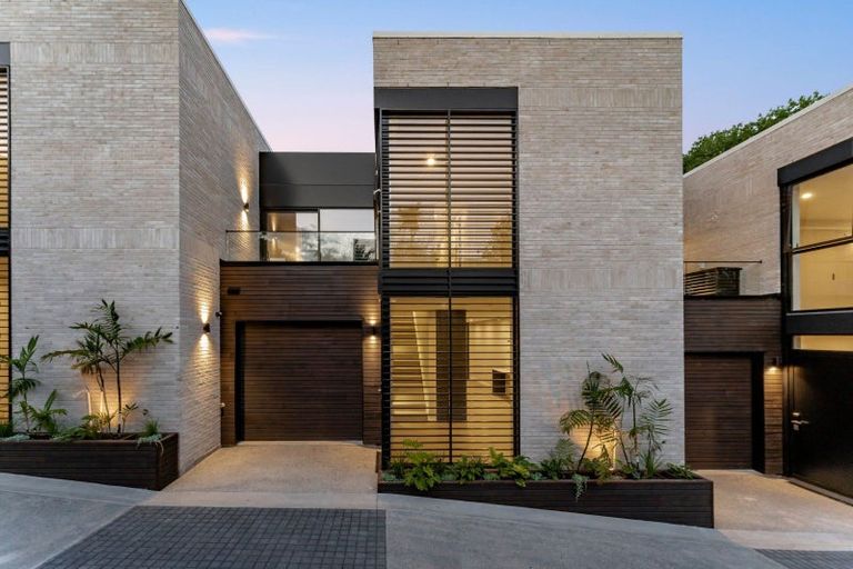 Photo of property in 21b Arahia Street, Northcote, Auckland, 0627