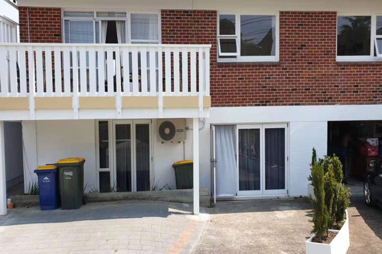 Photo of property in 3/2 Scarboro Terrace, Murrays Bay, Auckland, 0630