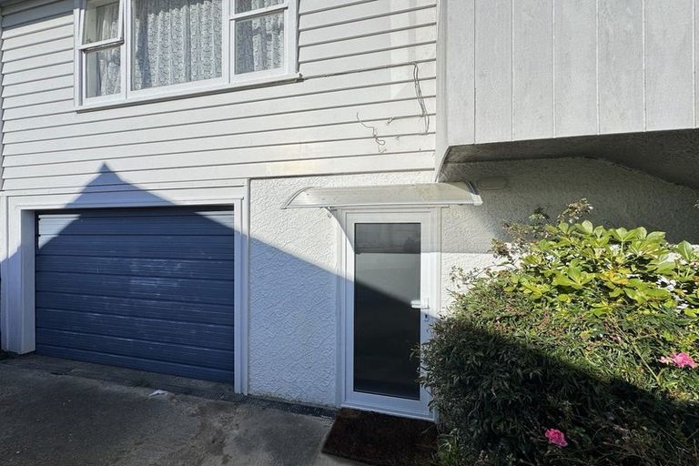 Photo of property in 21 Quigley Street, Newlands, Wellington, 6037