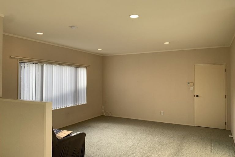 Photo of property in 9 Lanier Place, Glendene, Auckland, 0602