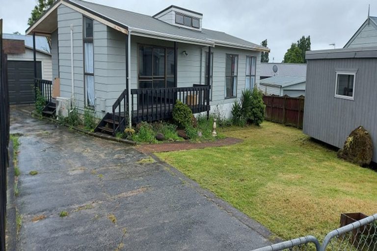 Photo of property in 5 Iris Place, Clendon Park, Auckland, 2103