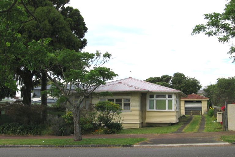 Photo of property in 8 Miller Street, Point Chevalier, Auckland, 1022
