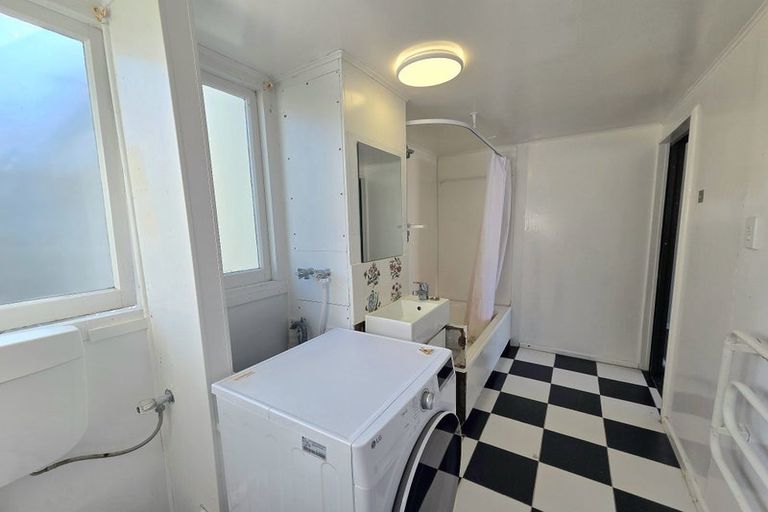 Photo of property in Churchill Flats, 213 The Terrace, Wellington Central, Wellington, 6011