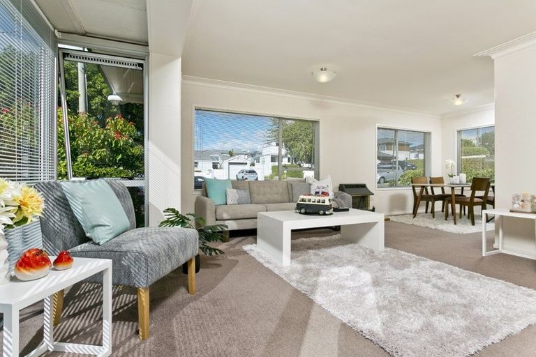 Photo of property in 2/1 Sylvan Park Avenue, Milford, Auckland, 0620