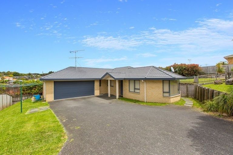 Photo of property in 24 Piper Place, Goodwood Heights, Auckland, 2105