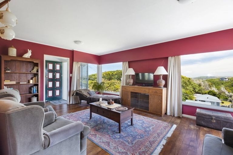 Photo of property in 25 Miles Crescent, Newlands, Wellington, 6037