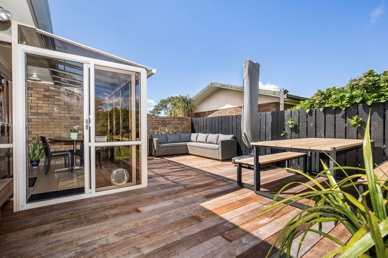 Photo of property in 37 Evanda Crescent, Conifer Grove, Takanini, 2112