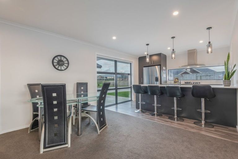 Photo of property in 90 Johnstone Drive, Fitzherbert, Palmerston North, 4410