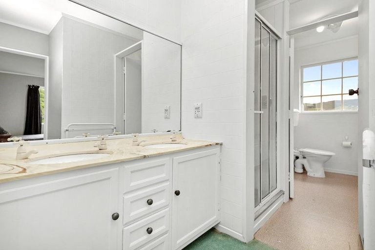 Photo of property in 7 Saint Hildas Glade, Tawa, Wellington, 5028