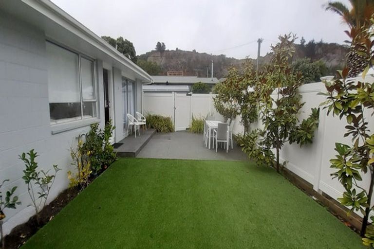 Photo of property in 2/37b Main Road, Redcliffs, Christchurch, 8081