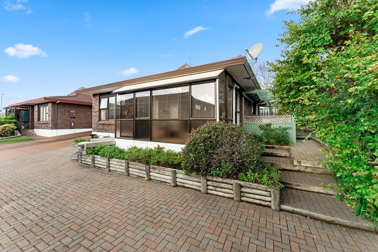 Photo of property in 2/41 Highland Drive, Highland Park, Auckland, 2010