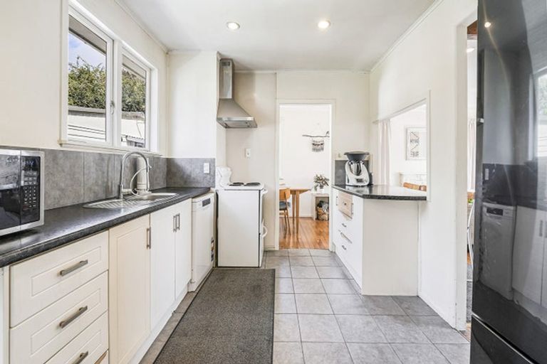 Photo of property in 59 Sylvan Crescent, Te Atatu South, Auckland, 0610