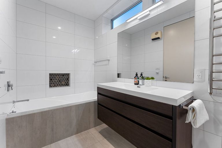 Photo of property in 12b Parr Terrace, Castor Bay, Auckland, 0620