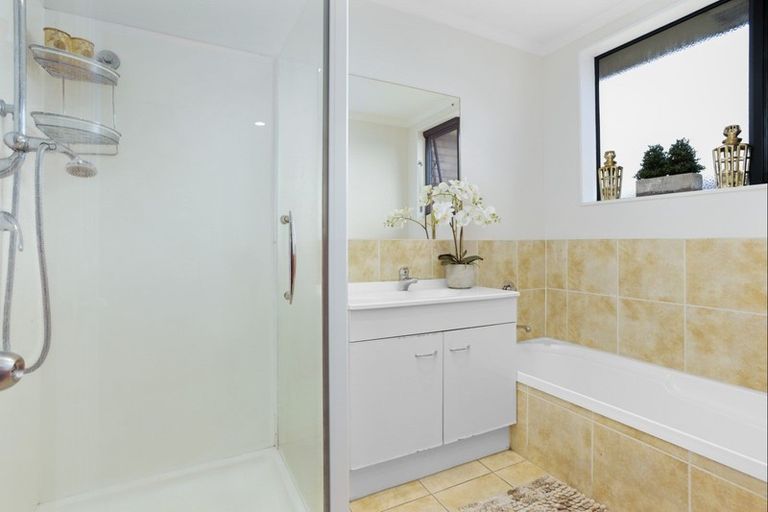 Photo of property in 16 Morewa Place, Takanini, 2112