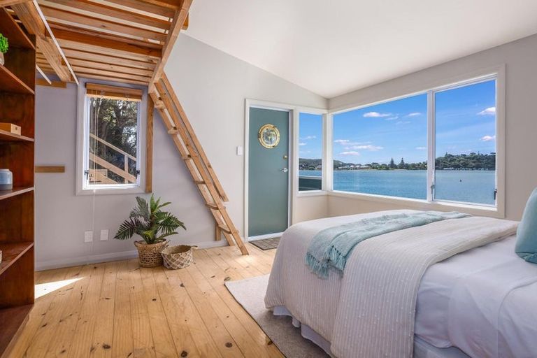 Photo of property in 14a Trevor Terrace, Paremata, Porirua, 5024