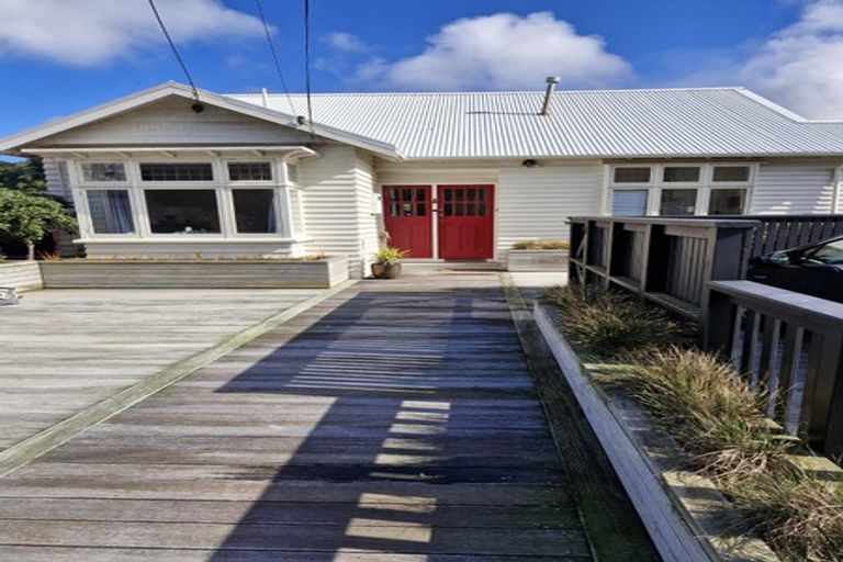 Photo of property in 102 Clyde Street, Island Bay, Wellington, 6023