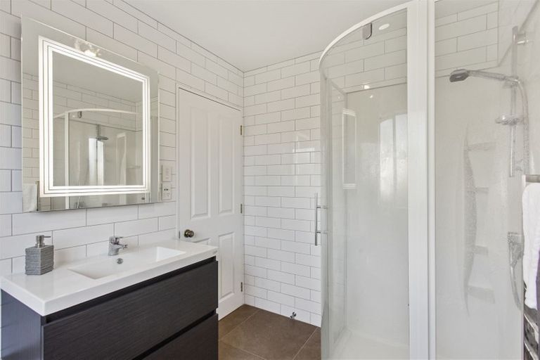 Photo of property in 2/121 Forrest Hill Road, Forrest Hill, Auckland, 0620