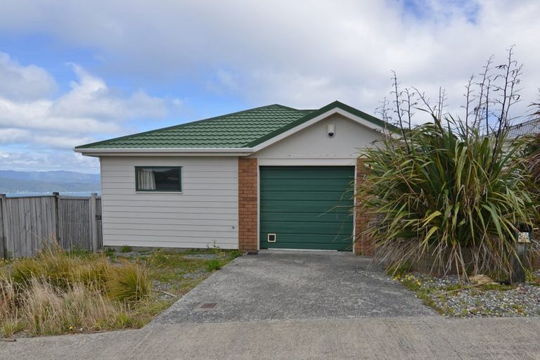 Photo of property in 6a Sunhaven Drive, Newlands, Wellington, 6037