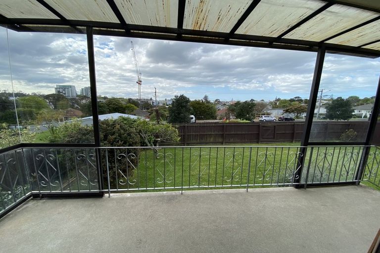 Photo of property in 2/9 Evans Road, Glen Eden, Auckland, 0602