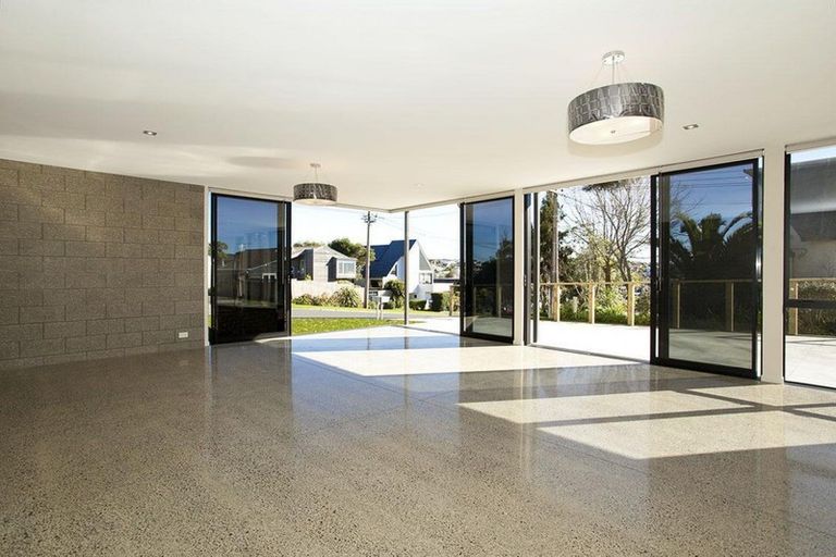 Photo of property in 35a Rothesay Bay Road, Rothesay Bay, Auckland, 0630