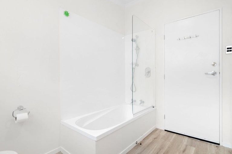 Photo of property in 59a-b Wynyard Crescent, Fernhill, Queenstown, 9300