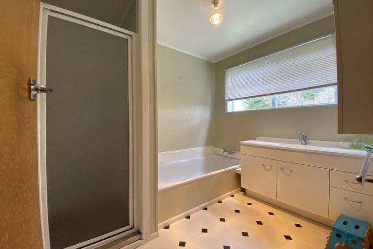 Photo of property in 14 Rotoiti Avenue, Pakuranga Heights, Auckland, 2010