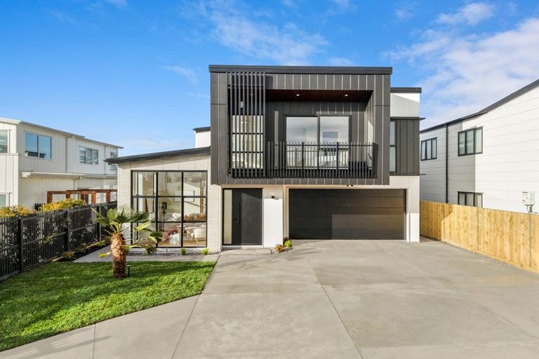 Photo of property in 18 Pukeko Road, Hobsonville, 0616