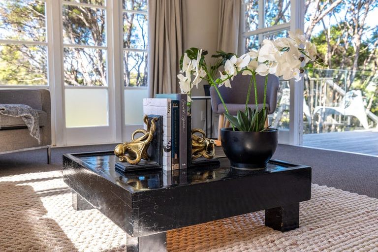 Photo of property in 116 Queens Drive, Oneroa, Waiheke Island, 1081