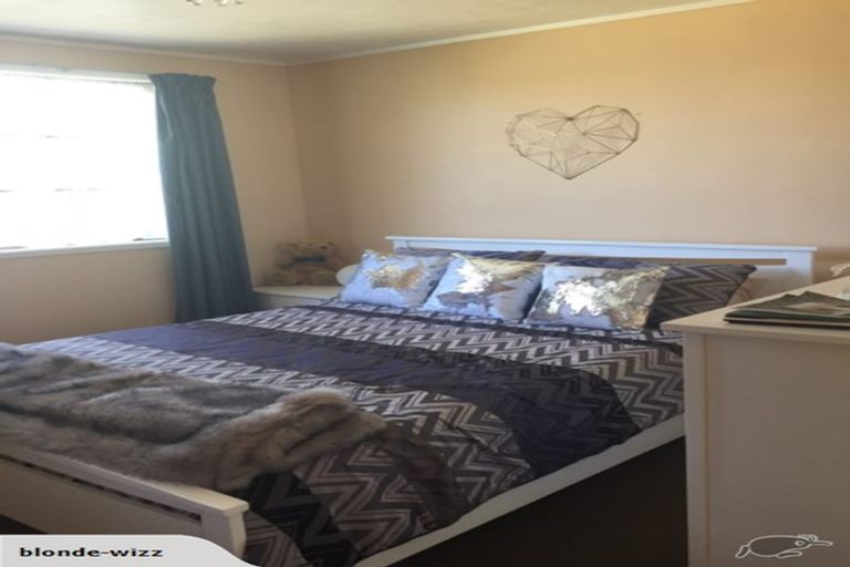 Photo of property in 9 Denarius Lane, Glendene, Auckland, 0602