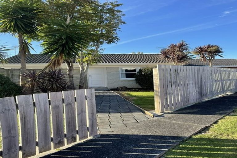 Photo of property in 1/8 Waikaremoana Place, Pakuranga Heights, Auckland, 2010
