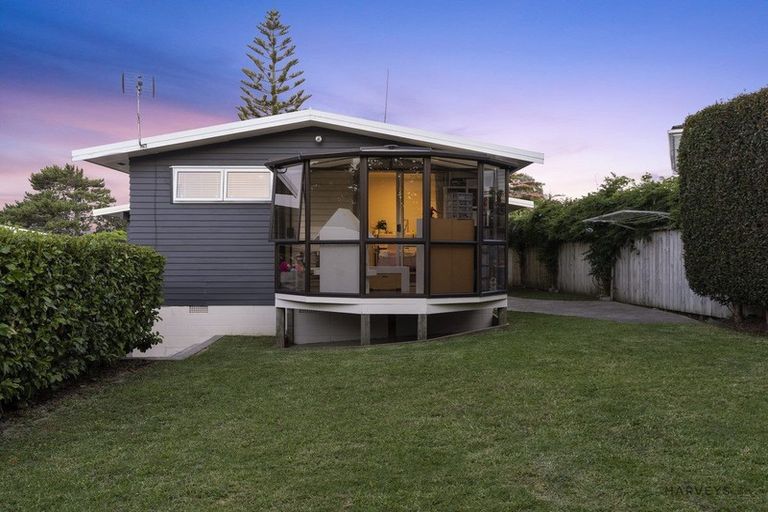 Photo of property in 21 Sunvue Road, Glen Eden, Auckland, 0602