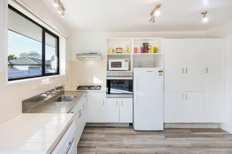 Photo of property in 2b Droylsden Place, Palmerston North, 4410