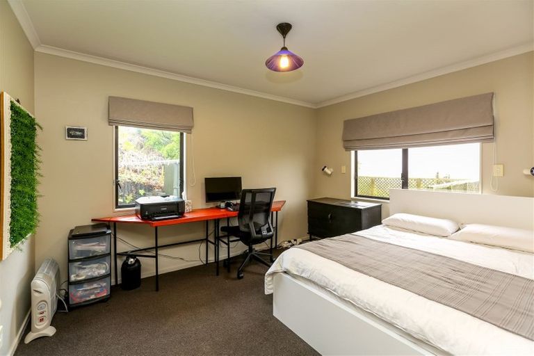 Photo of property in 25 Veale Road, Frankleigh Park, New Plymouth, 4310