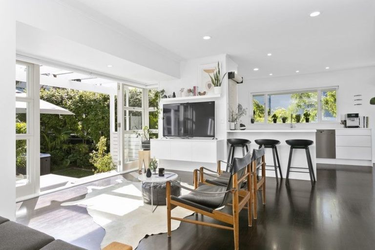 Photo of property in 38 Churchill Road, Murrays Bay, Auckland, 0630