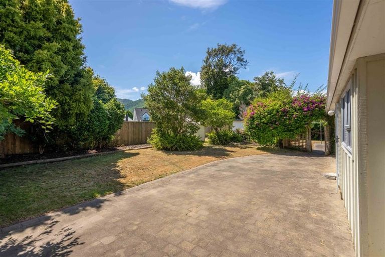 Photo of property in 30 Fleetwood Grove, Waikanae, 5036